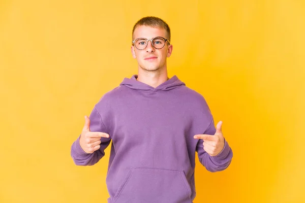 Mladý Běloch Pohledný Muž Osoba Ukazuje Rukou Košili Kopírovat Prostor — Stock fotografie