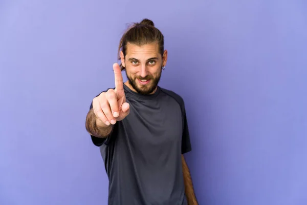 Jovem Com Cabelo Longo Olhar Chocado Surpreso Segurando Espaço Cópia — Fotografia de Stock