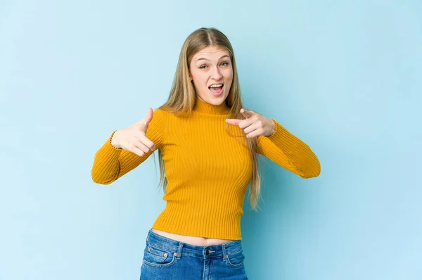 Mujer Rubia Joven Aislada Sobre Fondo Azul Apuntando Hacia Delante — Foto de Stock