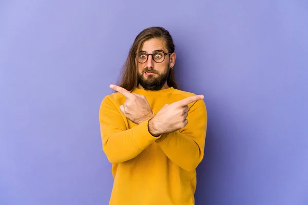 Jovem Com Cabelo Longo Olhar Pontos Lado Está Tentando Escolher — Fotografia de Stock