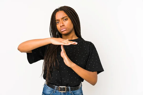 Junge Afrikanisch Amerikanische Frau Isoliert Auf Weißem Hintergrund Und Zeigt — Stockfoto