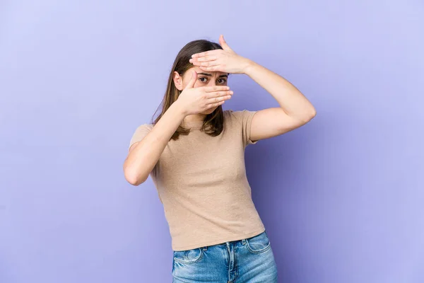 Junge Kaukasierin Blinzelt Durch Finger Die Kamera Verlegenes Gesicht Verdeckt — Stockfoto