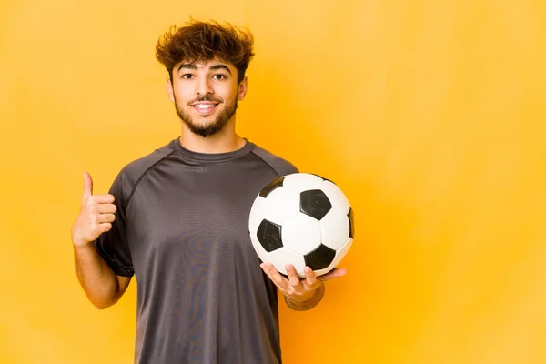 Jovem Jogador Futebol Índio Homem Sorrindo Levantando Polegar — Fotografia de Stock