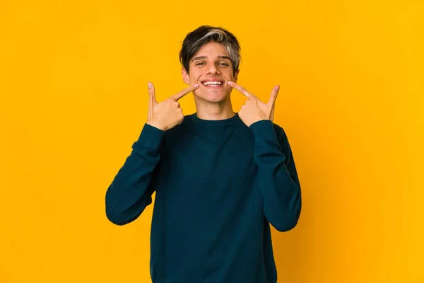 Ένας Νεαρός Αδύνατος Ισπανός Χαμογελάει Δείχνοντας Δάχτυλα Στόμα — Φωτογραφία Αρχείου