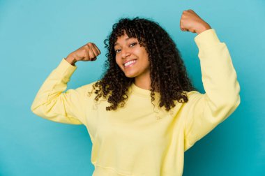 Genç Afrikalı Afro-Amerikan kadın kendini soyutlamış. Güçlü hareketler sergiliyor. Kadınsı gücün sembolü.