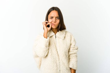 Dudakları dudaklarında melez bir kadın sır saklıyor..