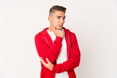 Kafkasyalı yakışıklı bir adam şüpheli ve şüpheci bir ifadeyle yanlamasına bakıyor..