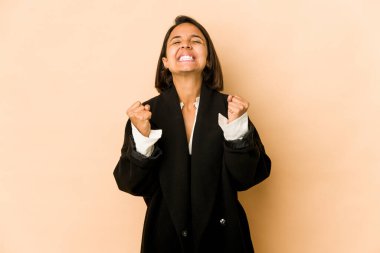 Genç İspanyol kadın zaferi, tutkuyu ve coşkuyu, mutlu ifadeyi kutluyor..