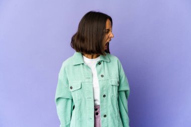 Genç melez kadın çok kızgın, öfkeli, hayal kırıklığına uğramış..