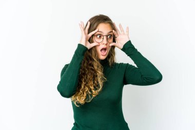 Kafkasyalı genç bir kadın başarılı bir fırsat yakalamak için gözlerini açık tutuyor..