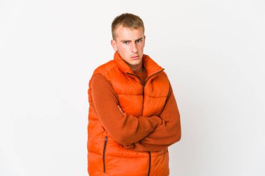 Kafkasyalı yakışıklı, suratı asık, kollarını kavuşturmuş..