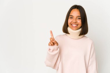 Genç İspanyol kadın bir tasma takıyor. Parmağıyla bir numarayı gösteriyor..