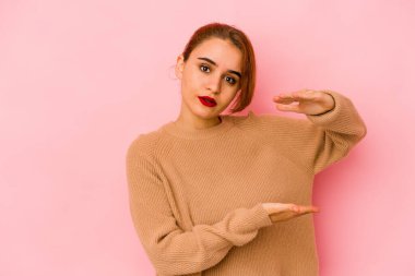 Genç Arap melez kadın iki eliyle bir şey tutuyor, ürün sunumu..