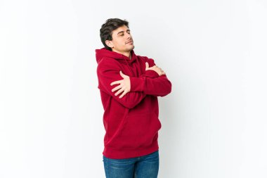Genç havalı adam sarılıyor, kaygısız ve mutlu gülümsüyor..