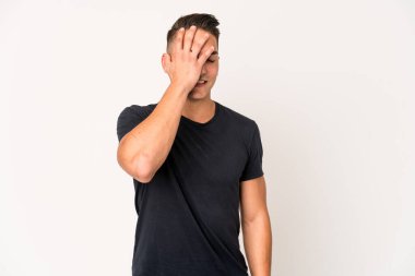 Genç, beyaz tenli yakışıklı adam gülerek, kaygısızca, doğal duygularla izole edilmiş..