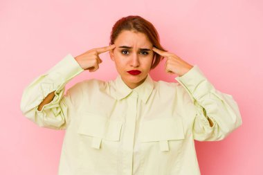 Genç Arap melez kadın bir göreve odaklanmış, işaret parmaklarını işaret ediyor..