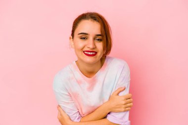 Genç Arap melez kadın gülüyor ve eğleniyor..