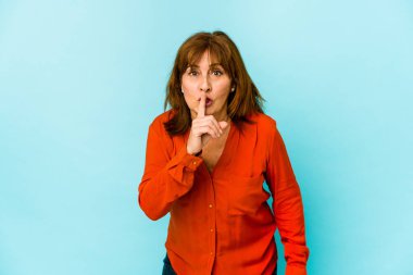 Üst düzey beyaz kadın izole edilmiş, sır saklıyor ya da sessizlik istiyor..