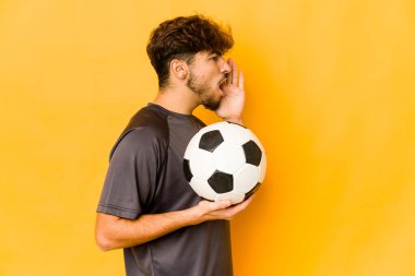 Genç futbolcu Hintli adam bağırıyor ve avuç içini açıyor..