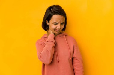 Genç İspanyol kadın, sakin yaşam tarzından dolayı sarı boynu ağrıyan izole edilmiş..