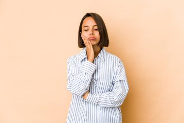 Sıkıcı, bitkin ve dinlenmeye ihtiyacı olan genç İspanyol bir kadın..