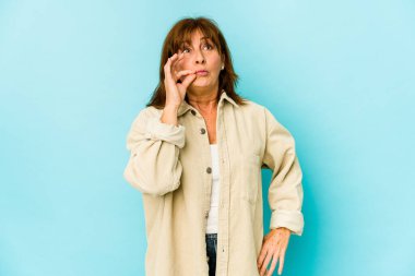 Üst düzey beyaz kadın dudaklarında parmaklarıyla bir sır saklıyor..