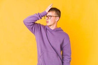 Kafkasyalı yakışıklı bir adam bir şey unutmuş. Alnına avuç içi ve gözlerini kapatmış..