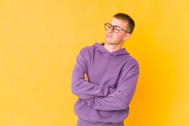 Kafkasyalı yakışıklı genç adam tekrarlanan bir görevden bıktı..