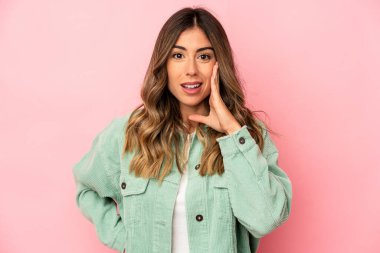 Kafkasyalı genç kadın yüksek sesle bağırıyor, gözlerini açık ve ellerini gergin tutuyor..