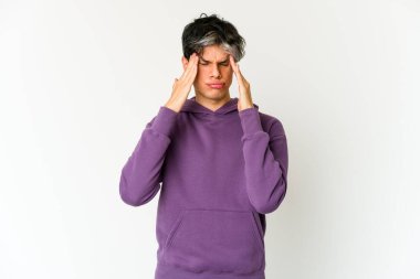 Genç, sıska İspanyol adamın başı ağrıyor, yüzüne dokunuyor..