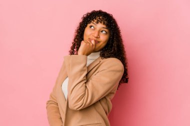 Genç Afrikalı Amerikalı Afro kadın izole edilmiş. Bir şeyin fotokopi odasına baktığını düşünüyor..