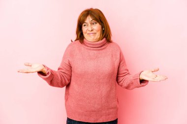 Kafkasyalı kıdemli kadın şüpheyle hareket etmek ve omuz silkmek için kendini soyutladı..