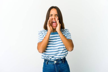 Genç melez kadın heyecanla bağırıyor..