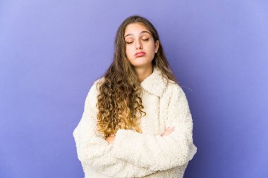 Genç, beyaz, tatlı bir kadın, tekrarlanan bir görevden bıktı..