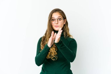 Genç beyaz kadın enerjik ve rahat hissediyor, ellerini ovuşturuyor, kendinden emin..