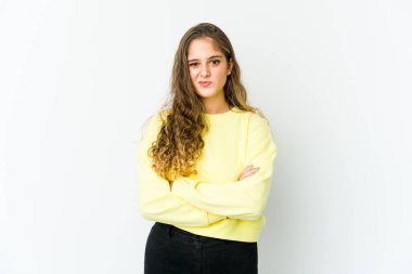 Kafkasyalı genç kadın hoşnutsuzca kaşlarını çatıyor, kollarını kavuşturuyor..