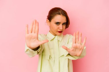 Genç Arap melez kadın elini uzatıp dur işareti göstererek seni engelliyor..