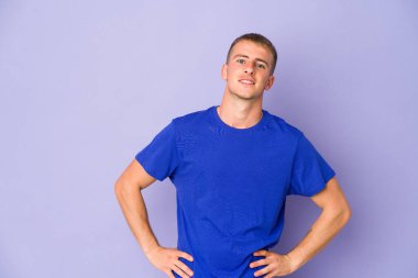 Beyaz tenli yakışıklı, kendine güveni tam. Ellerini kalçasından ayırmıyor..