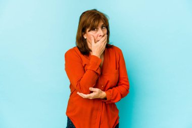 Kafkasyalı kadın korkmuş ve korkmuş..