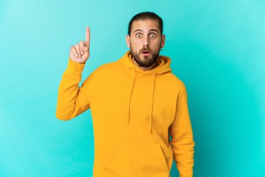 Uzun saçlı genç adamın harika bir fikri var, yaratıcılık kavramı..