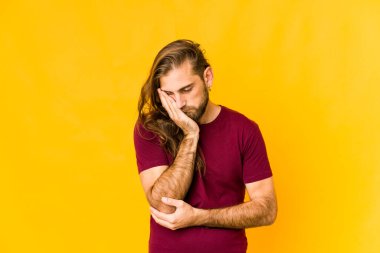 Uzun saçlı genç adam bak kim sıkılmış, yorgun ve dinlenmeye ihtiyacı var..