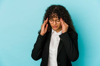 Genç Afrikalı Amerikalı afro kadın tapınaklara dokunuyor ve baş ağrısı çekiyor..