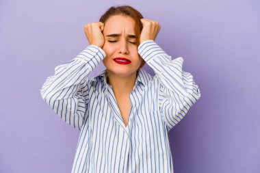 Genç Arap melez kadın ağlıyor, bir şeyden memnun değil, acı ve karmaşa konsepti..