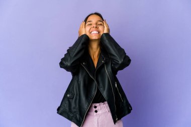 Genç melez kadın ellerini başının üstünde tutarak neşeyle gülüyor. Mutluluk kavramı.