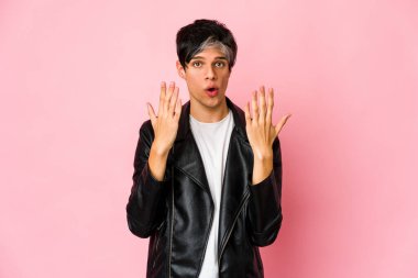 Genç, sıska, İspanyol bir adam on numarayı elleriyle gösteriyor..