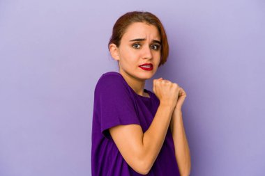 Genç Arap melez kadın korkmuş ve korkmuş..