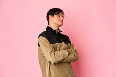 Genç, sıska İspanyol adam hedeflerine ve amaçlarına ulaşmayı hayal ediyor.