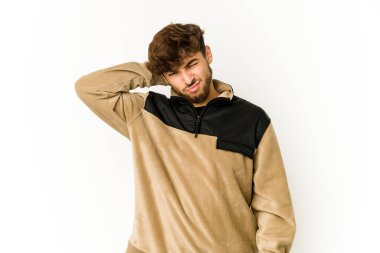 Beyaz arka planda oturan genç bir Arap sabit yaşam tarzından dolayı boyun ağrısı çekiyor..