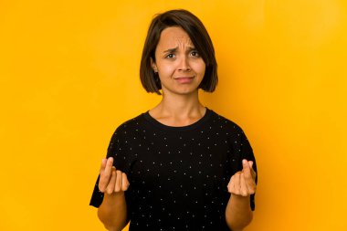 Genç İspanyol kadın hiç parası olmadığını gösteren sarıda izole edilmiş..