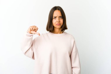 Genç melez bir kadın, hoşlanmadığı bir hareket gösteriyor, kabul etmiyor. Anlaşmazlık konsepti.